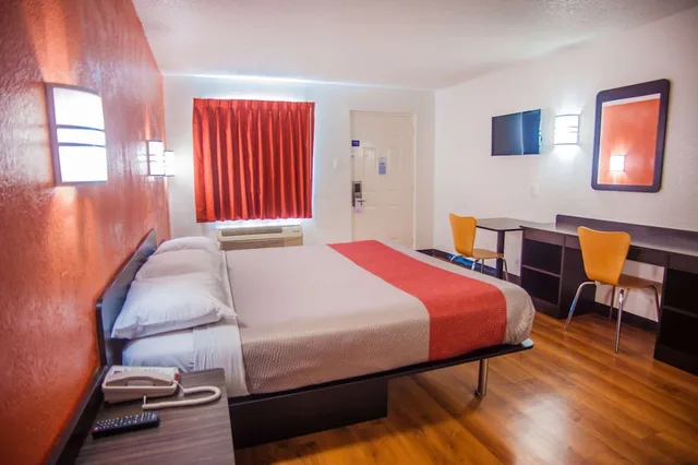 غرفة قياسية بسرير كينج لذوي الإعاقة، Motel6 Corsicana, TX 1/5