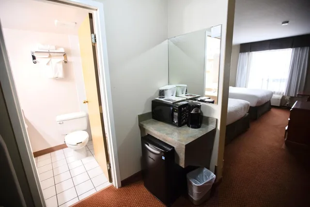 Room, King Bed, 2 Queen Beds, Pet Friendly, Smoking, Super 8 by Wyndham Whitecourt 4/5