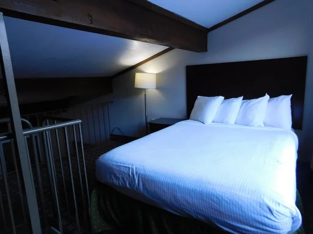 Loft, Suite, King and Queen Bed, Smoking، Days Inn & Suites By Wyndham Downtown Gatlinburg Parkway 6/9