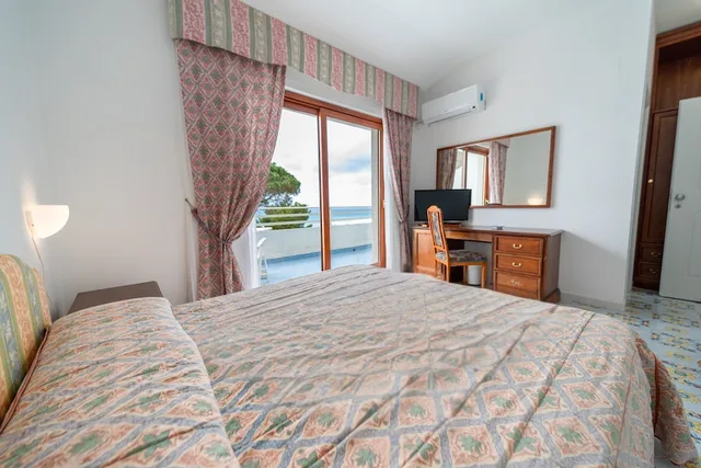 غرفة بسرير مزدوج بإطلالة على البحر، Club Residence la Castellana 2/10
