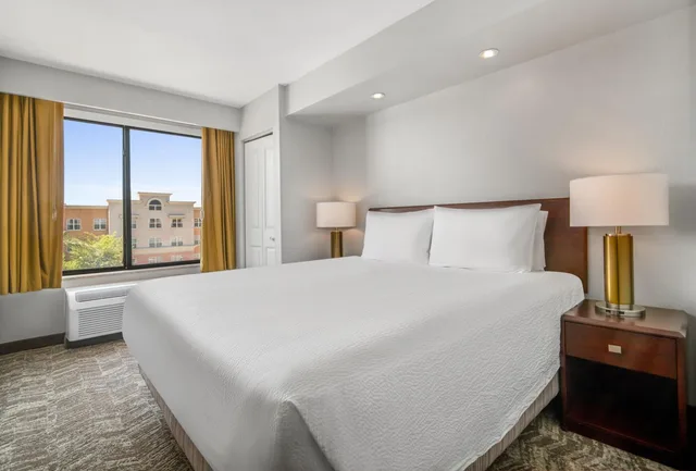 جناح بسرير كوين مع أريكة بحوض استحمام لذوي الإعاقة، Springhill Suites Phoenix Glendale Sports And Entertainment District 5/10