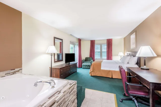 غرفة بسرير كينج بجاكوزي، Ramada by Wyndham Groton 2/2