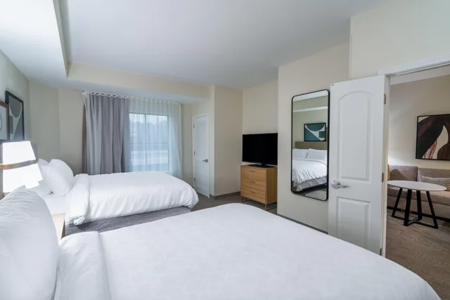 جناح بسرير كوين لذوي الإعاقة، Staybridge Suites Flowood 1/3