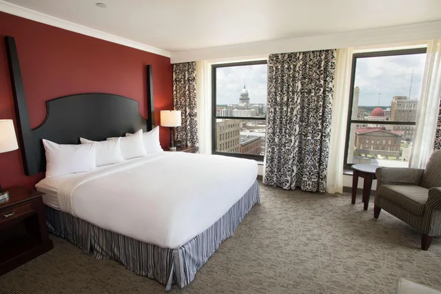 غرفة بسرير كينج بإطلالة على المدينة، President Abraham Lincoln Springfield a DoubleTree by Hilton 2/3