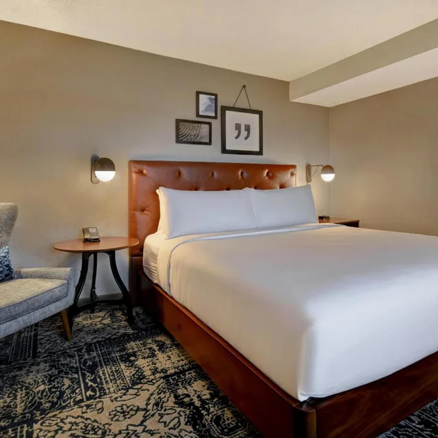 غرفة بسرير كينج بحوض استحمام لذوي الإعاقة، Four Points By Sheraton Boston Newton 1/10