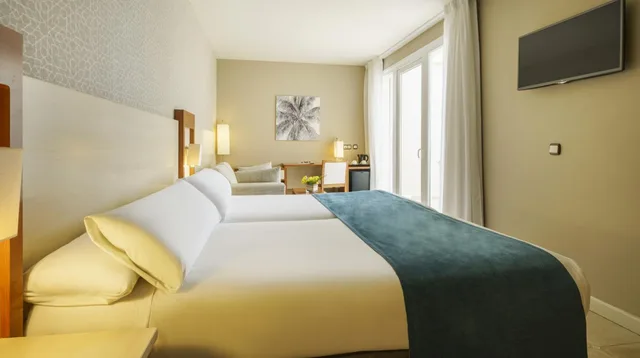 Room, Double or Twin Bed, Side Sea View، Ilunion Fuengirola 7/10