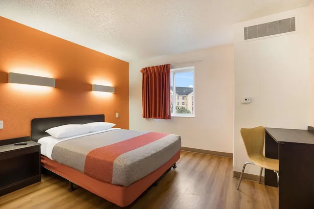 1 Full Bed Premium, Micfridge، Motel6 Orlando, FL - International Dr 1/9