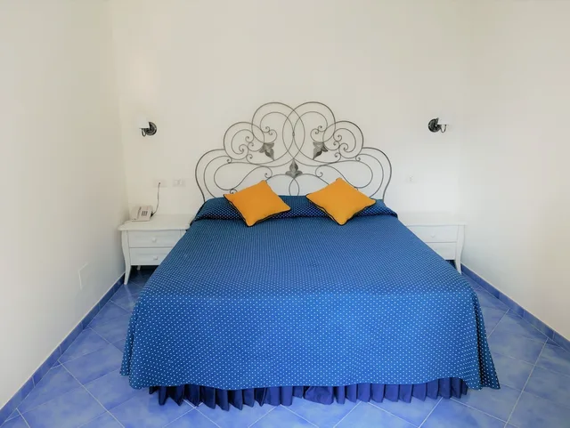 غرفة قياسية بسريرين منفصلين بإطلالة على المدينة، Hotel Vittoria Positano 1/3