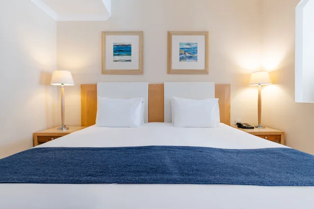 جناح جونيور بسريرين منفصلين بشرفة مع أريكة، Maritim Antonine Hotel and Spa Malta 3/8