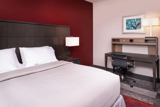 جناح استوديو بسرير كوين بمطبخ، STAYBRIDGE SUITES LAKE CHARLES 2/5