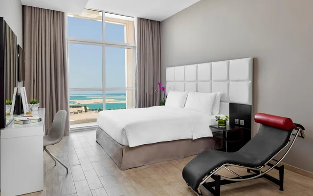 جناح بسرير كينج بإطلالة على البحر بغرفة نوم واحدة يُسمح فيها بالحيوانات الأليفة، Staybridge Suites Doha Lusail 6/10