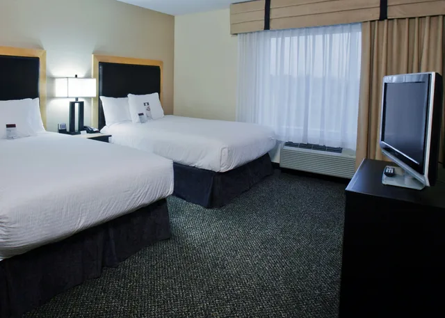 جناح استوديو بسريرين كوين، DoubleTree by Hilton Hotel Savannah Airport 3/7