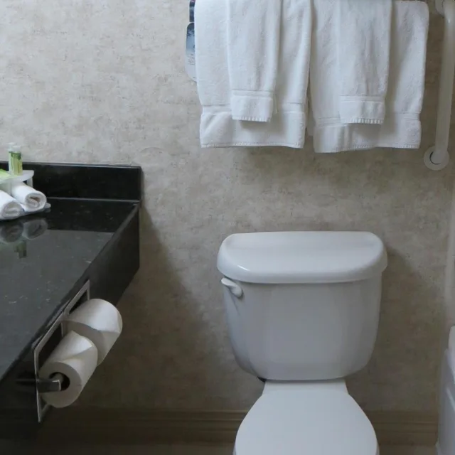 غرفة بسرير كينج للمدخنين، Quality Inn & Suites Oakwood Village - Cleveland South 6/7
