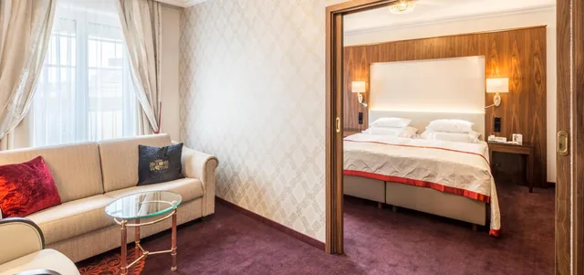 Suite, Stefanie 5/10