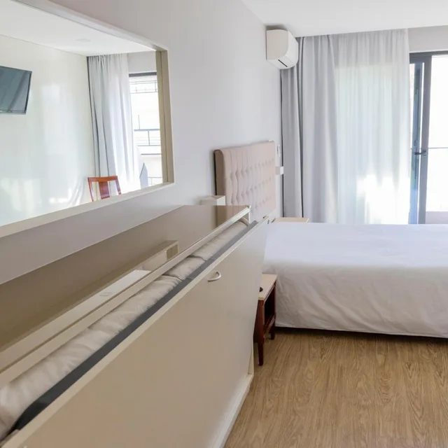 غرفة ثلاثية، Hotel Avenida 2/10