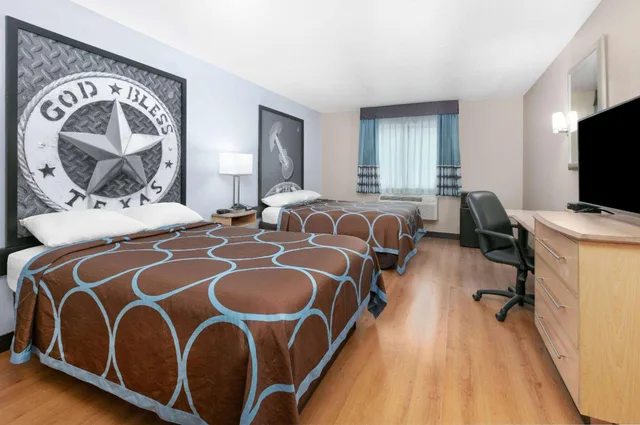 غرفة بسريرين مزدوجين بحوض استحمام لذوي الإعاقة، Super 8 by Wyndham New Braunfels I-35 3/8
