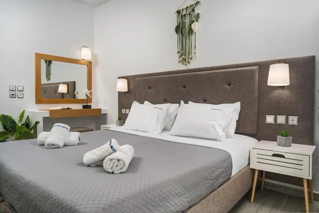 غرفة بسرير مزدوج أو سريرين منفصلين بإطلالة على البحر، Crystal Beach Hotel 1/5