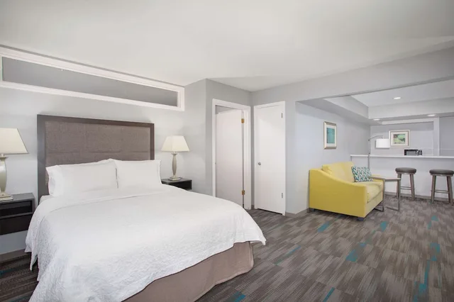 جناح بسرير كوين مع أريكة، Hampton Inn Monterey 1/5