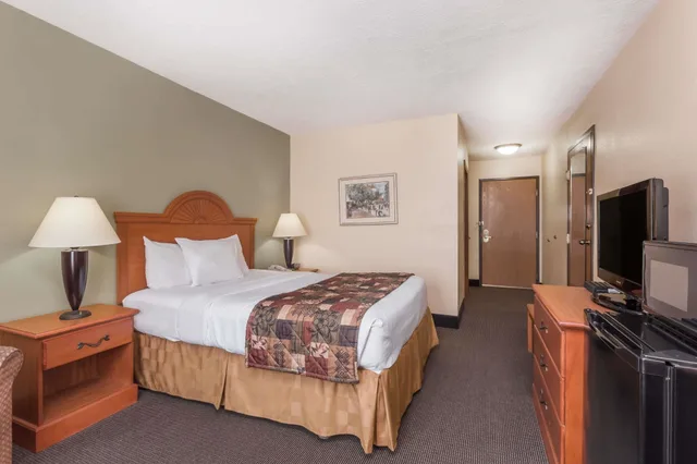 Room, Queen Bed, Accessible, Baymont By Wyndham Lagrange 1/5