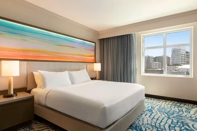 جناح ركني بسرير كينج بحوض استحمام لذوي الإعاقة، Embassy Suites by Hilton Tampa Downtown Convention Center 2/2