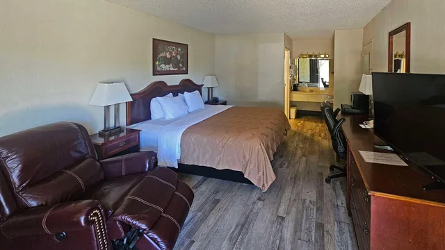 غرفة بسرير كوين، Quality Inn Ennis 3/4
