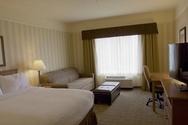 جناح ركني بسرير كينج وسرير كوين مع أريكة، Holiday Inn Express Hotel Suites Astoria 1/10