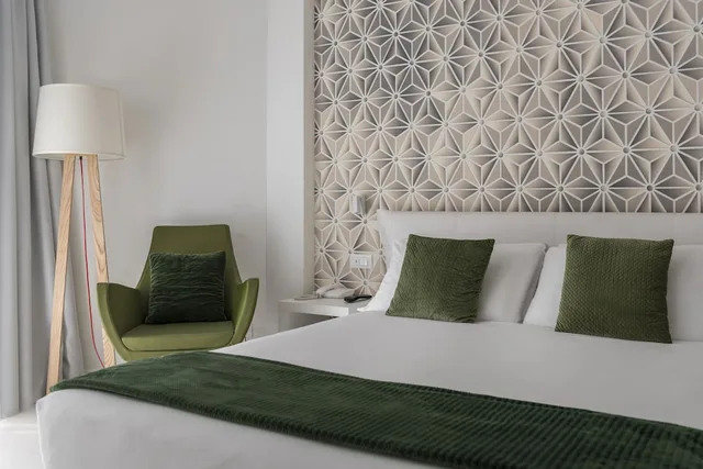جناح، Hotel Delle Rose 4/9