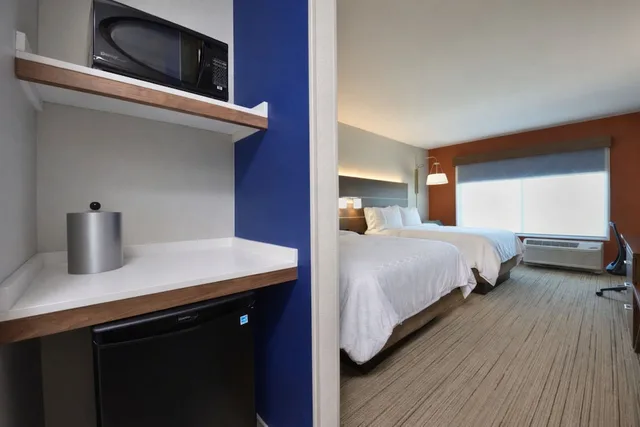 غرفة قياسية بسريرين كوين بحوض استحمام لذوي الإعاقة، Holiday Inn Express and Suites Houston North Woodlands Area 2/3