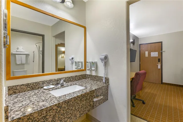 جناح بسريرين كوين مع أريكة بمنطقة جلوس، Best Western Gold Canyon Inn & Suites 3/3