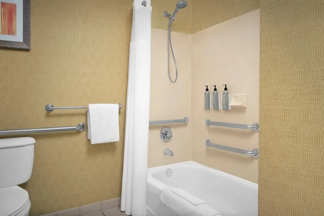 جناح بسرير كوين بغرفة نوم واحدة مع أريكة لذوي الإعاقة، Residence Inn Spokane E Valley 6/8