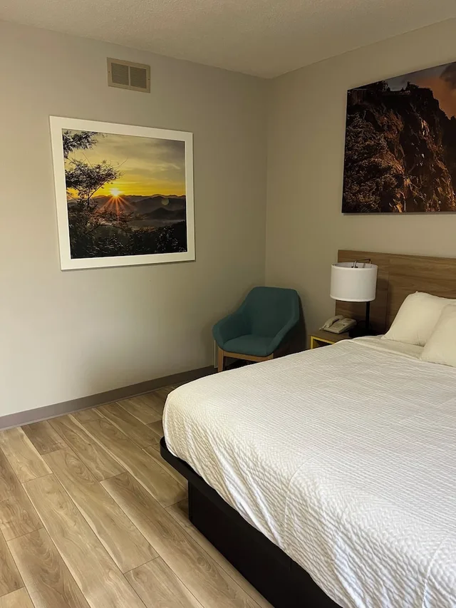 Room, King Bed, Days Inn by Wyndham Hutchinson 2/6