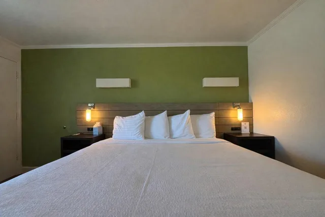 غرفة بسرير كينج، Motel 6 Monterey Downtown 1/10