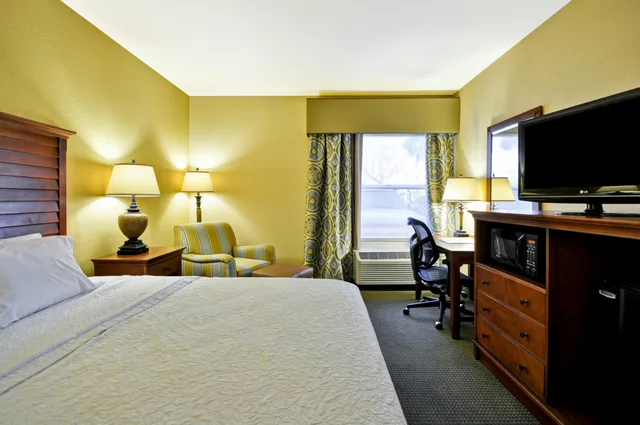 Room, King Bed, Hampton Inn Suites Charleston 2/4