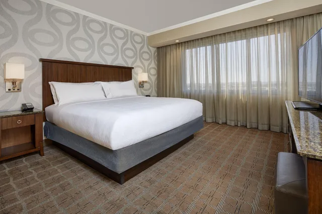 غرفة بسرير كينج، Embassy Suites by Hilton San Diego La Jolla 1/3