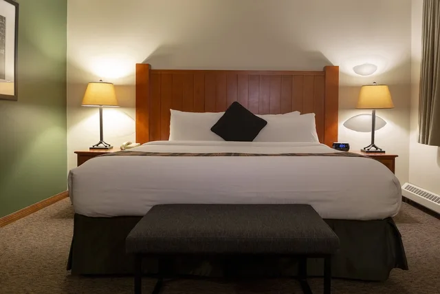 Standard, Queen Bed, WHISTLERS INN 2/3