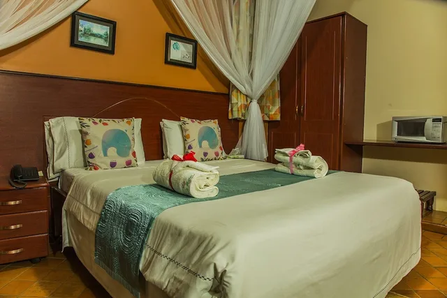 غرفة عائلية بسرير مزدوج وسريرين منفصلين، Fort Motel 1/10
