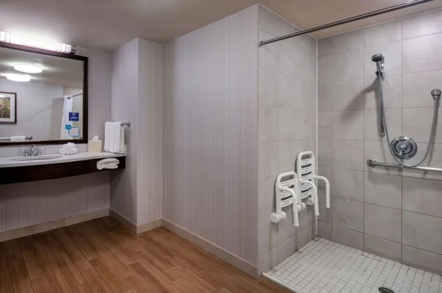 جناح بسرير كينج بجاكوزي لذوي الإعاقة، Hilton Garden Inn Devens Common 7/7