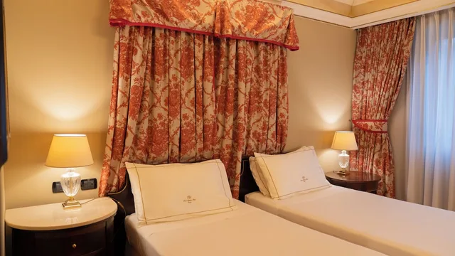 Classic, Queen Bed, River Chateau Hotel 4/6