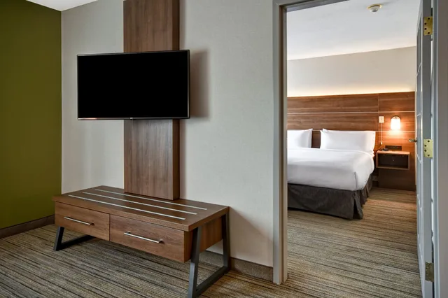 1 Bedroom, Suite, King Bed, Sofa, Accessible, Holiday Inn Express Newport North - Middletown 3/5