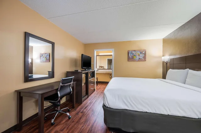 غرفة بسرير مزدوج، Econo Lodge Columbus near Airport 2/4