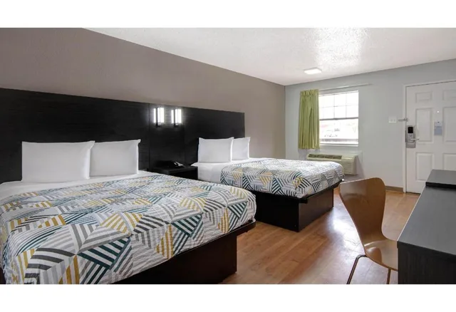 2 Queen Beds Mobil Access Tub Nsmk Kitchen، Studio6 San Antonio, TX - Northwest Medical Center 8/10