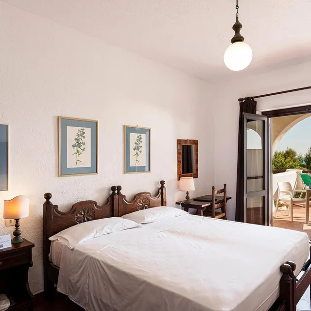 غرفة بسرير مزدوج أو سريرين منفصلين بإطلالة على البحر بشرفة، Hotel Le Dune 2/9