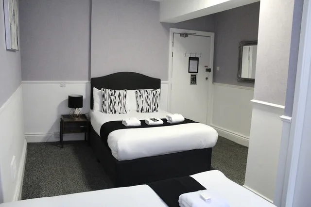 غرفة عائلية صغيرة بسرير مزدوج وسرير فردي، The Mitre Hotel 6/10