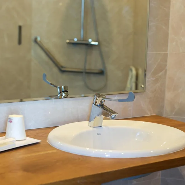 غرفة رباعية بإطلالة جزئية على البحر، Hotel Saint Christophe Calvi (ex Saint Christophe Corsica) 10/10