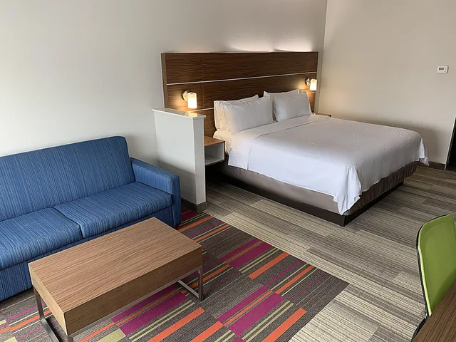 جناح، HOLIDAY INN EXPRESS & SUITES MOORE 1/3