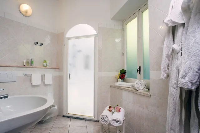 غرفة ديلوكس ثلاثية بسرير كوين وسرير فردي، Villa Angela Terme 2/2