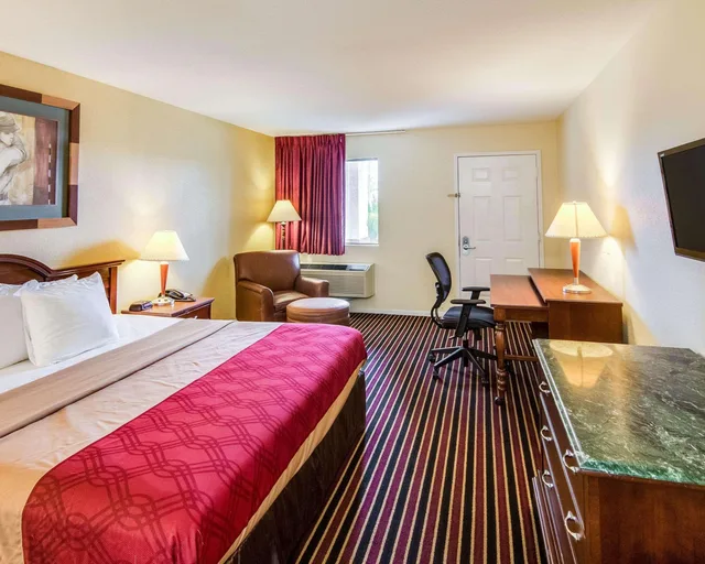غرفة بسرير كينج للمدخنين، Rodeway Inn & Suites Hwy 290 NW 1/3