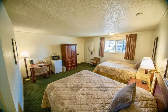 غرفة بسريرين كوين، Gateway Inn 3/10