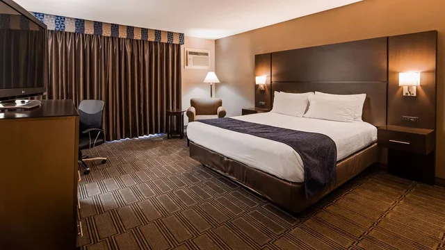 غرفة بسرير كينج بإطلالة على الحديقة، Best Western Andersen's Inn 1/3