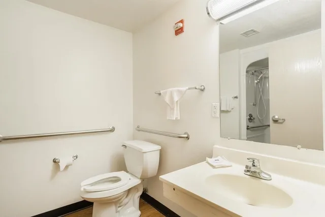 1 Queen Bed - Mobility Access Ri Shwr Nsmk, Motel6 Newport, TN 9/10